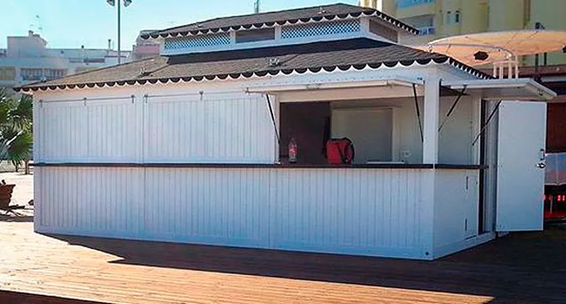 Chiringuito Mojácar blanco con portalones abiertos en el paseo marítimo