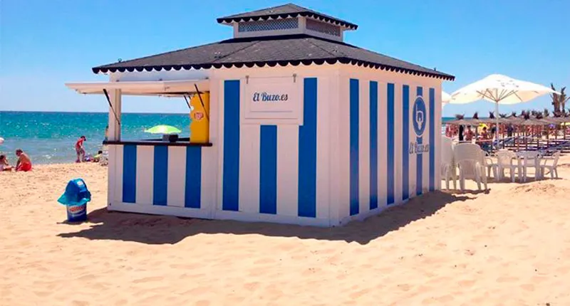 Chiringuito Mojácar con fachada a rayas blancas y azules
